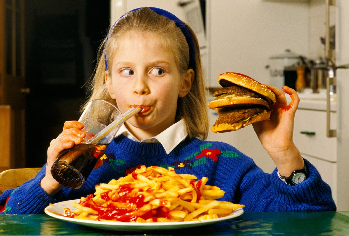 Если хотите стать сильными детки ешьте. Неправильное питание. Неправильное питание подростков. Вредная еда для детей. Вредная еда для детей школьного возраста.